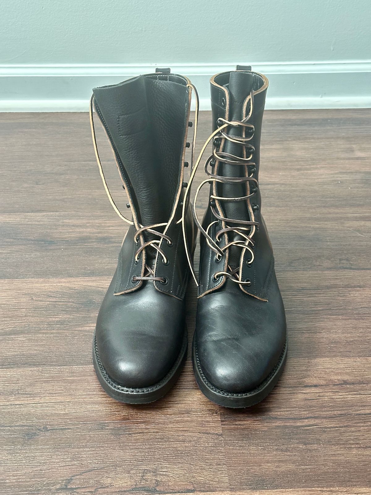 Photo by rmt on October 1, 2023 of the Rolling Dub Trio Griffin 8.5" Plain Toe Boots in Maryam Black Horsebutt.