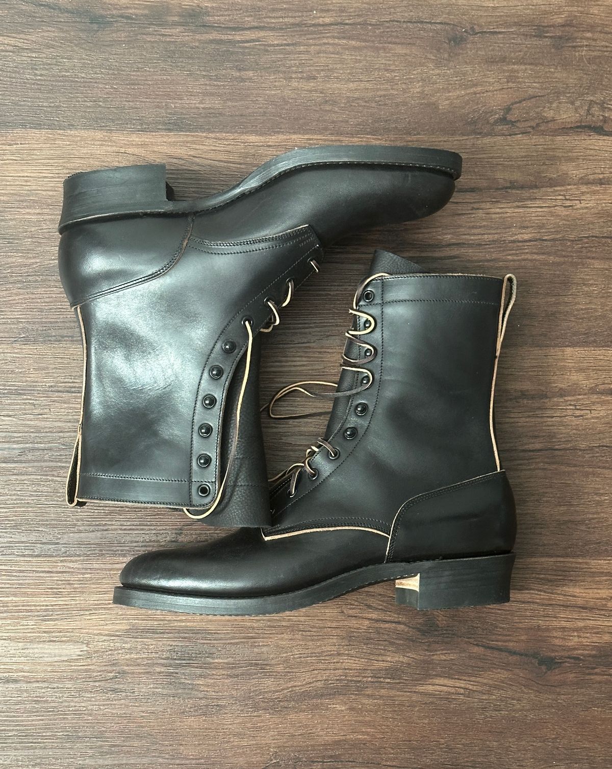Photo by rmt on October 1, 2023 of the Rolling Dub Trio Griffin 8.5" Plain Toe Boots in Maryam Black Horsebutt.
