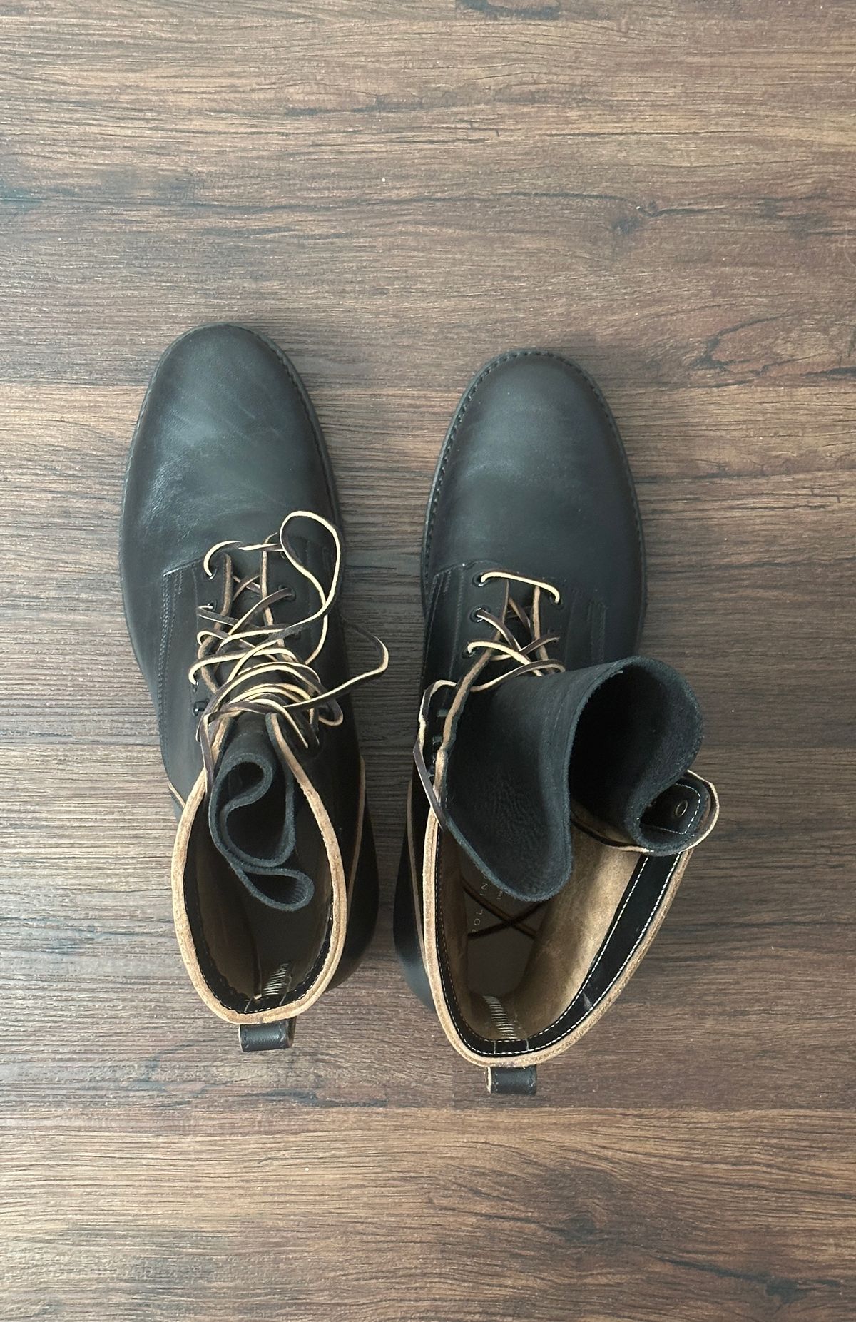 Photo by rmt on October 1, 2023 of the Rolling Dub Trio Griffin 8.5" Plain Toe Boots in Maryam Black Horsebutt.