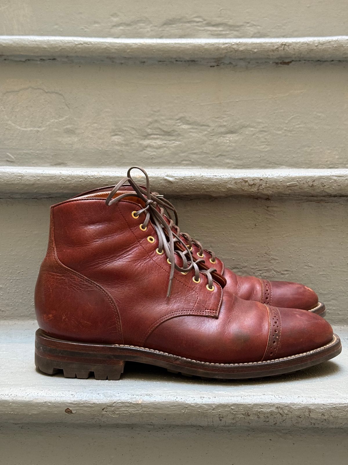 Photo by zhqan on November 5, 2024 of the Grant Stone Garrison Boot in Gallun Red Waxed Deer.
