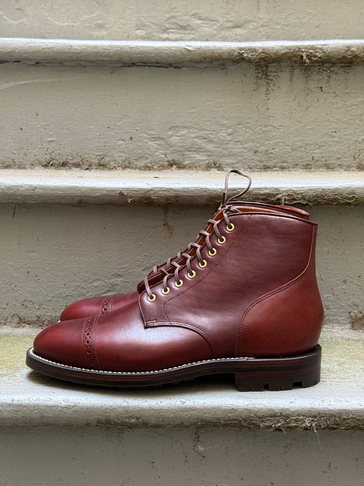 Photo by zhqan on October 5, 2024 of the Grant Stone Garrison Boot in Gallun Red Waxed Deer.