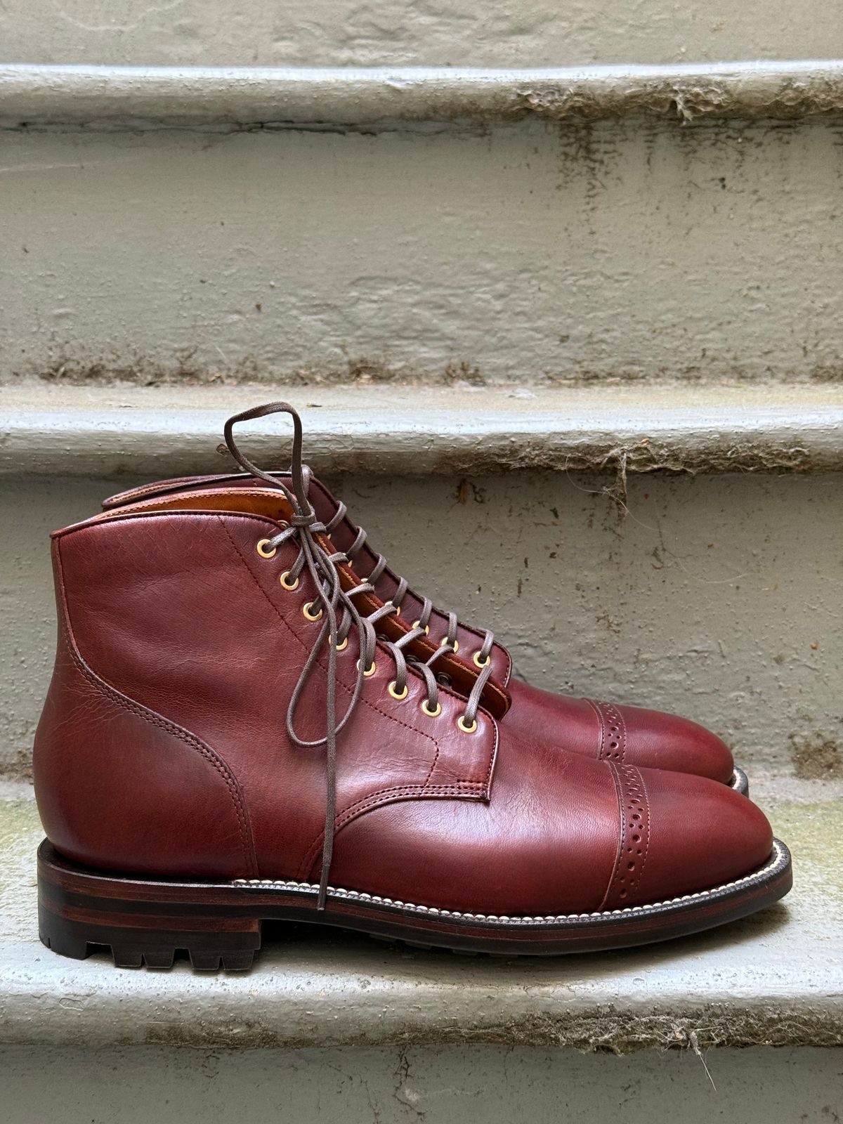 Photo by zhqan on October 5, 2024 of the Grant Stone Garrison Boot in Gallun Red Waxed Deer.