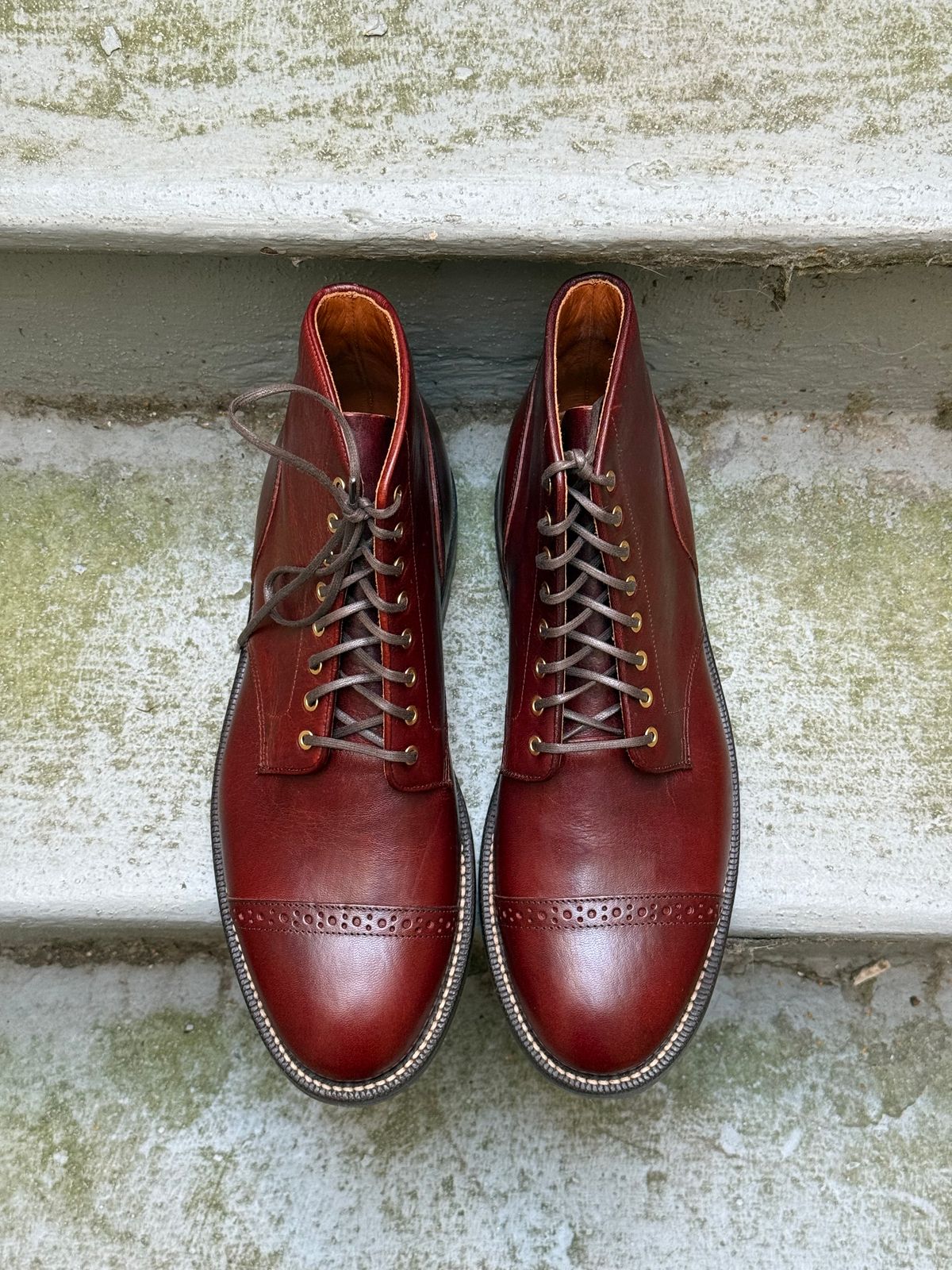 Photo by zhqan on October 5, 2024 of the Grant Stone Garrison Boot in Gallun Red Waxed Deer.
