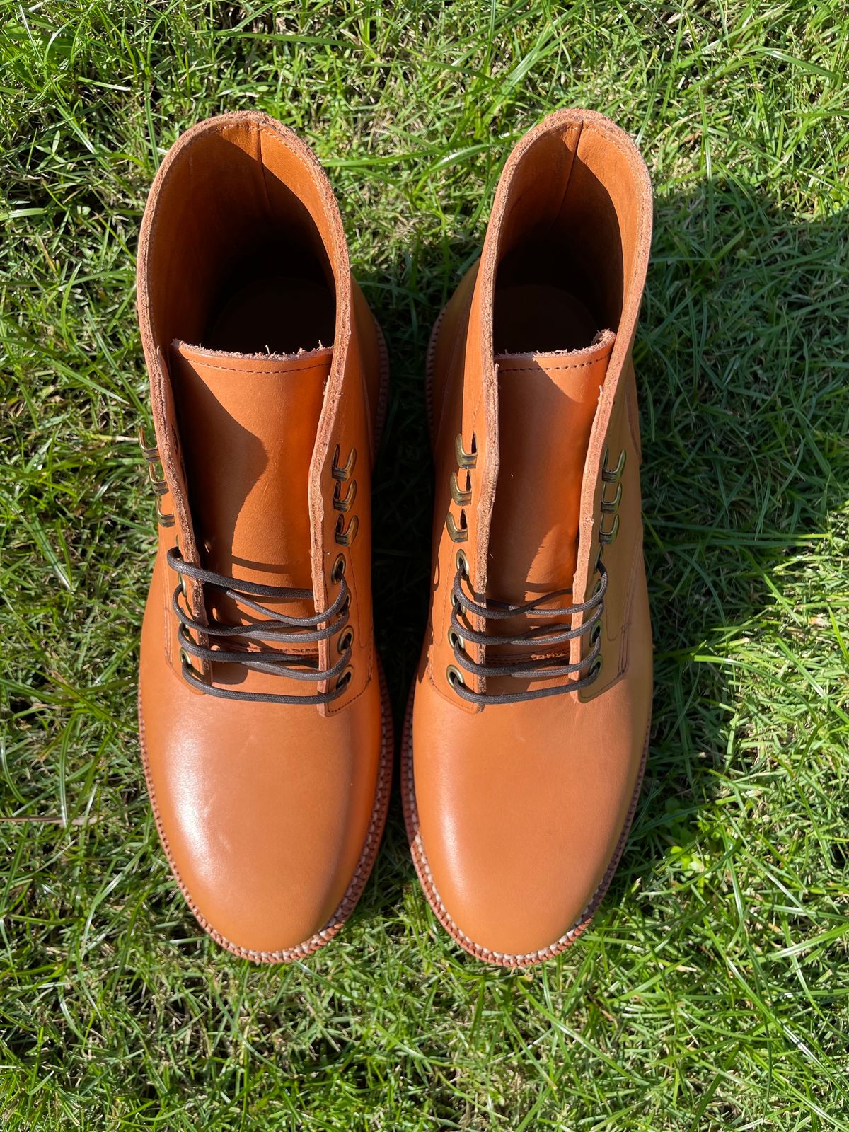 Photo by andrewclau on October 1, 2023 of the Grant Stone Diesel Boot in Horween Tan Essex.