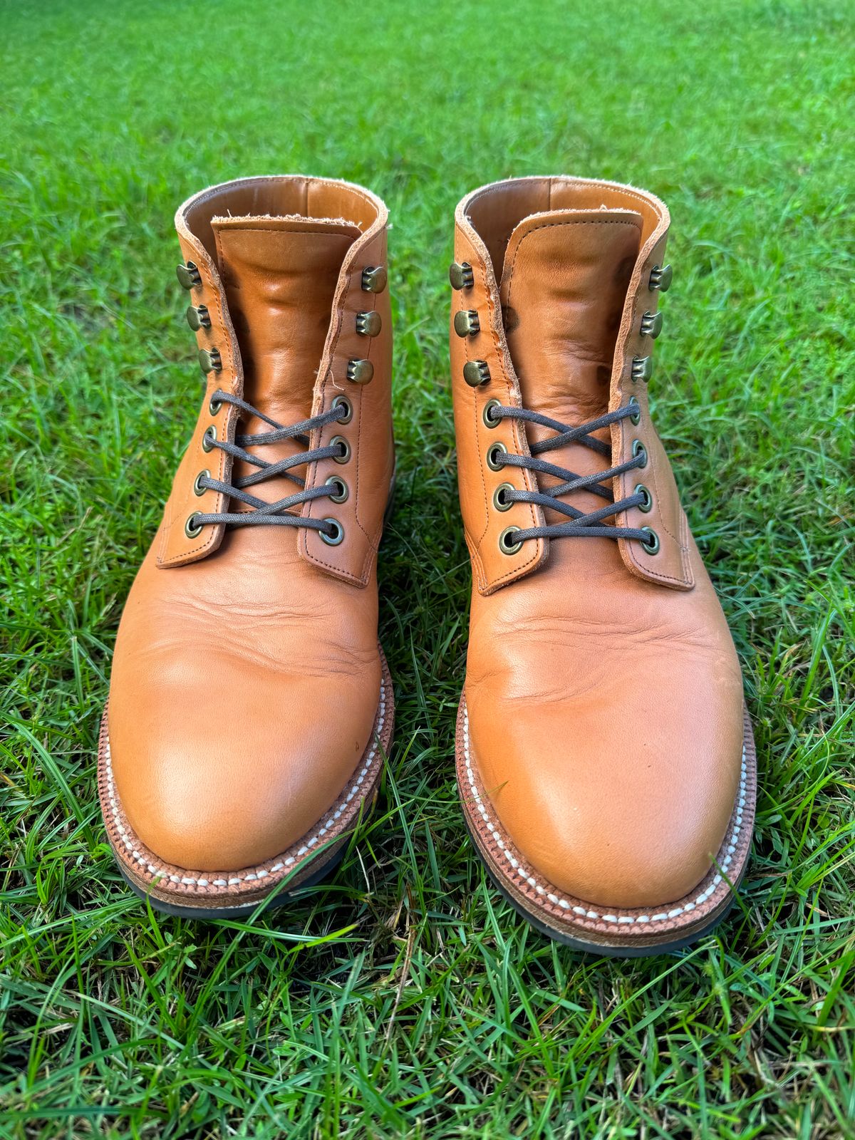 Photo by andrewclau on November 5, 2023 of the Grant Stone Diesel Boot in Horween Tan Essex.
