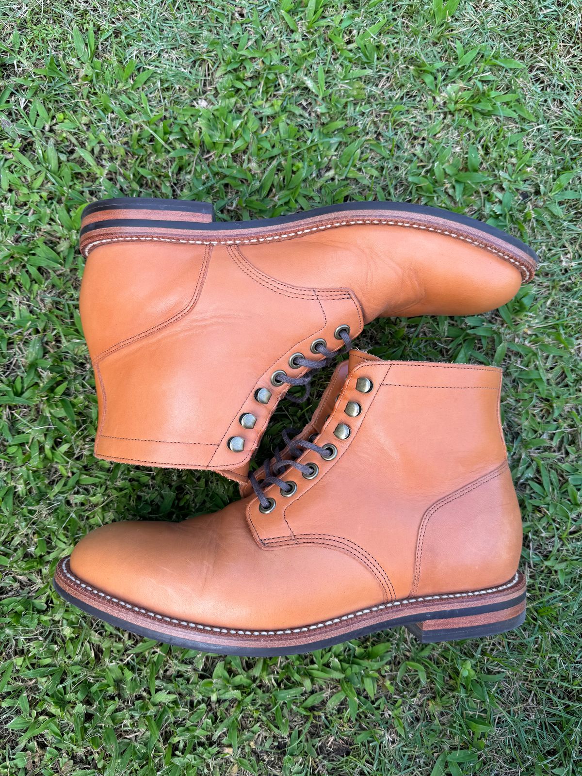 Photo by andrewclau on December 5, 2023 of the Grant Stone Diesel Boot in Horween Tan Essex.
