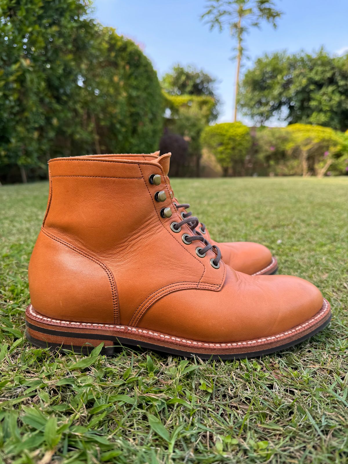 Photo by andrewclau on December 5, 2023 of the Grant Stone Diesel Boot in Horween Tan Essex.