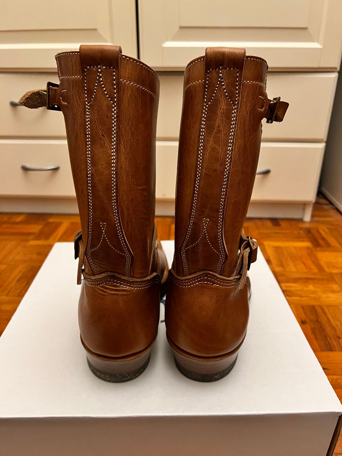 Photo by Spaniarddh on November 8, 2023 of the Unsung U 22-2 Engineer Boot in Horween Natural Dublin.
