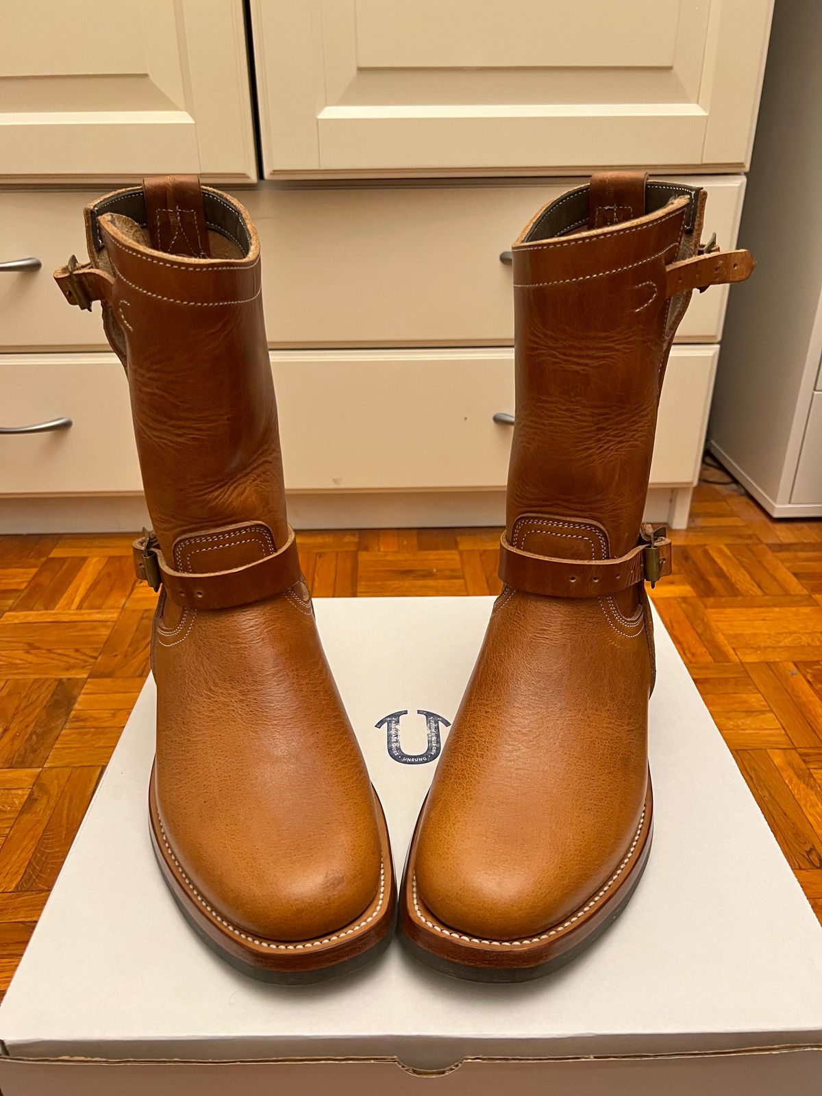 Photo by Spaniarddh on November 8, 2023 of the Unsung U 22-2 Engineer Boot in Horween Natural Dublin.