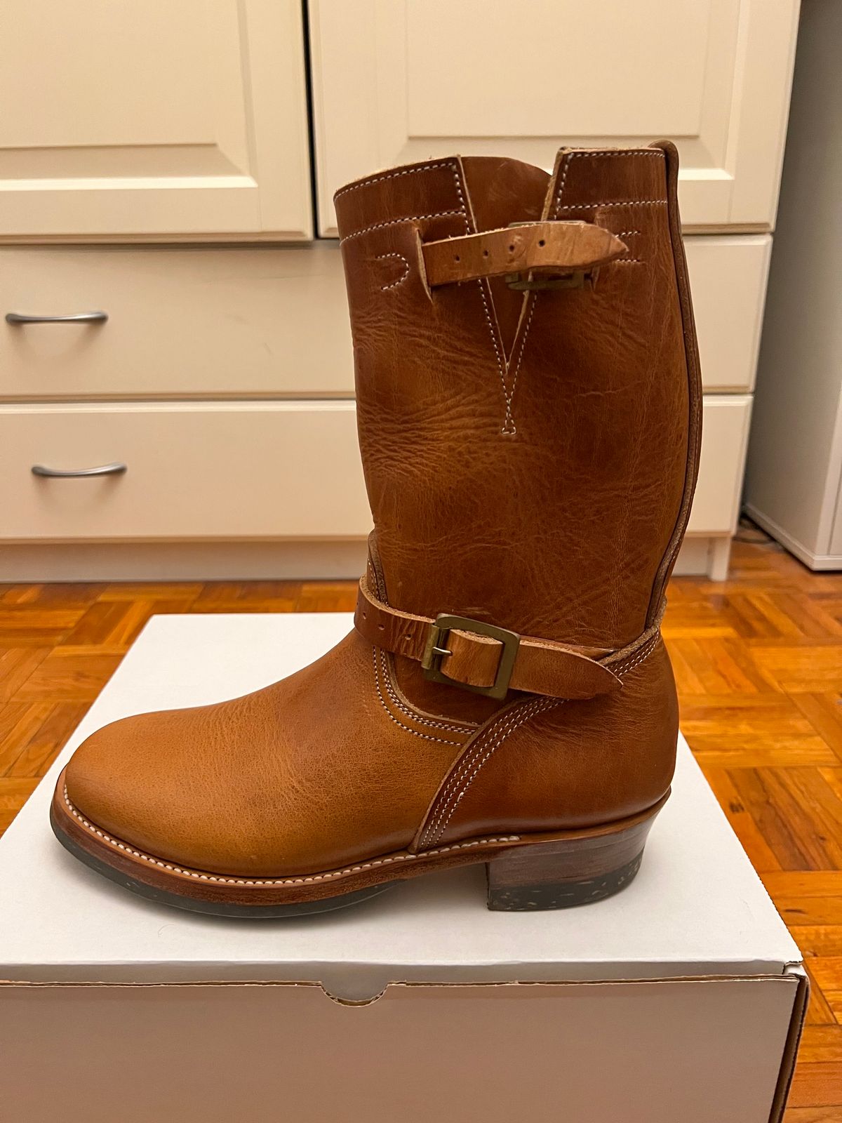Photo by Spaniarddh on November 8, 2023 of the Unsung U 22-2 Engineer Boot in Horween Natural Dublin.