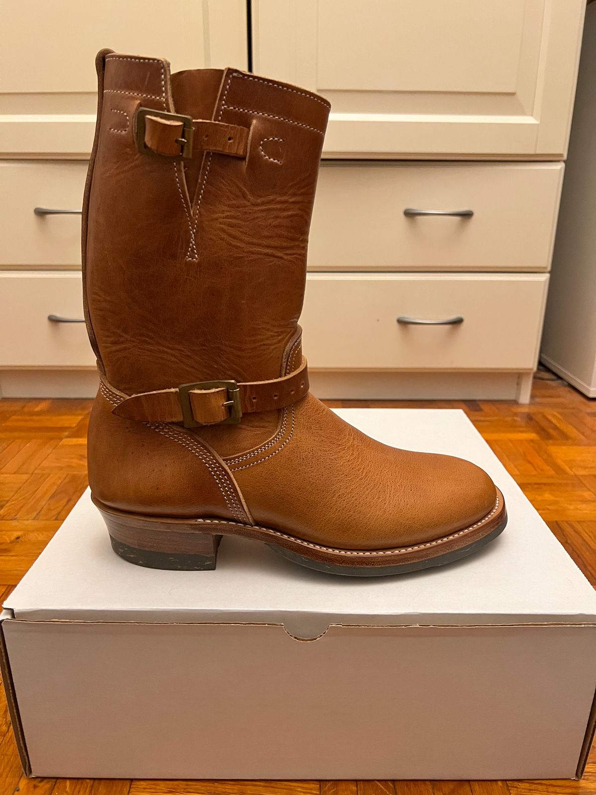 Photo by Spaniarddh on November 8, 2023 of the Unsung U 22-2 Engineer Boot in Horween Natural Dublin.