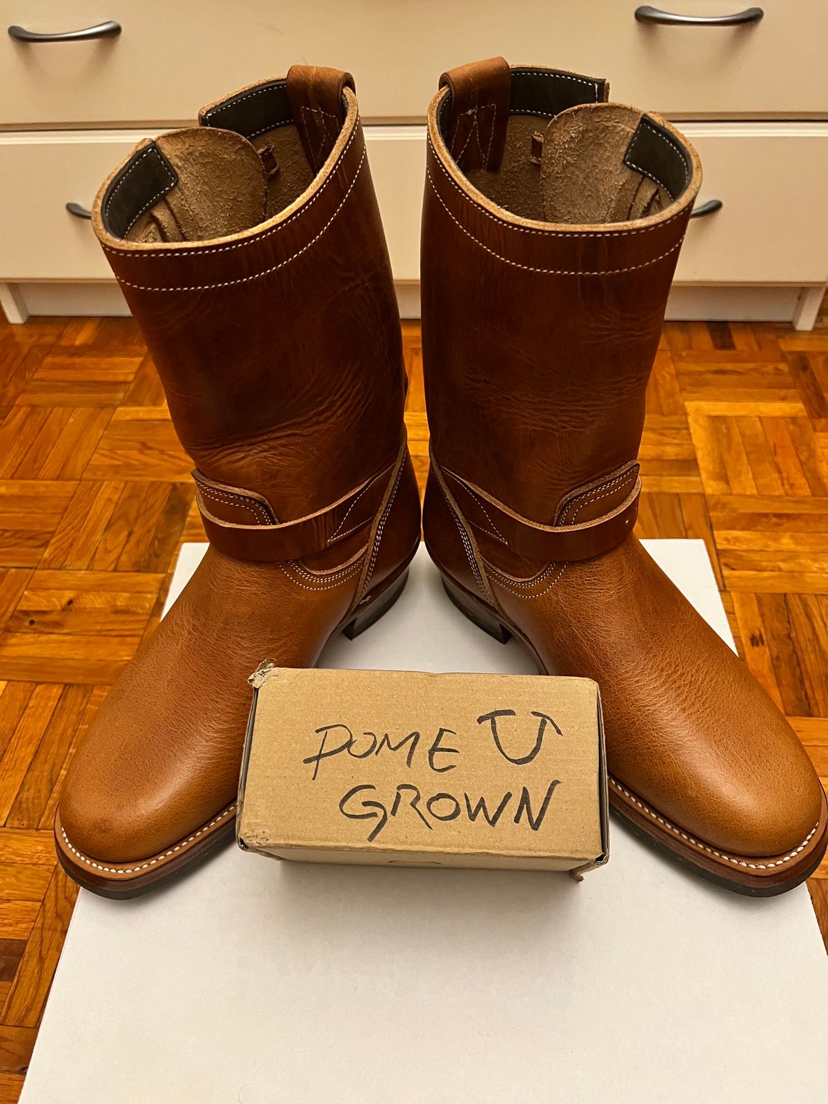 Photo by Spaniarddh on November 8, 2023 of the Unsung U 22-2 Engineer Boot in Horween Natural Dublin.
