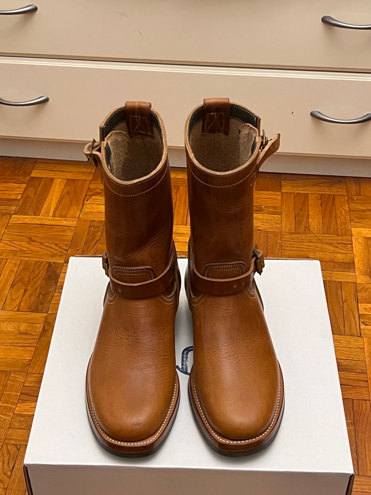 Photo by Spaniarddh on November 8, 2023 of the Unsung U 22-2 Engineer Boot in Horween Natural Dublin.