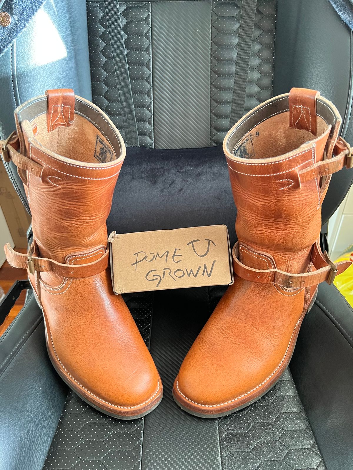 Photo by Spaniarddh on December 1, 2023 of the Unsung U 22-2 Engineer Boot in Horween Natural Dublin.
