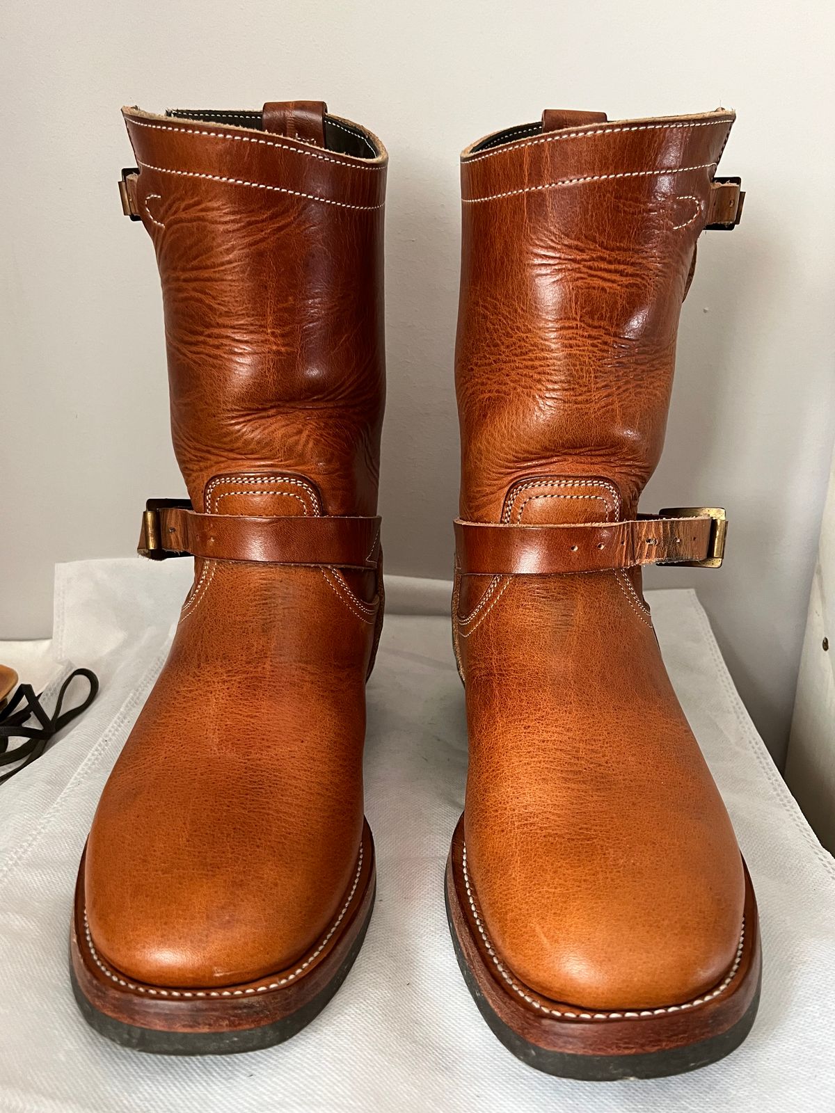 Photo by Spaniarddh on December 1, 2023 of the Unsung U 22-2 Engineer Boot in Horween Natural Dublin.