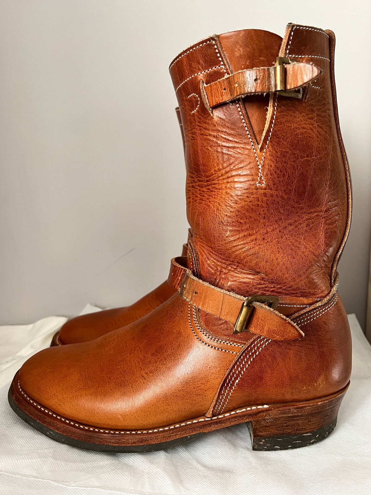 Photo by Spaniarddh on December 1, 2023 of the Unsung U 22-2 Engineer Boot in Horween Natural Dublin.