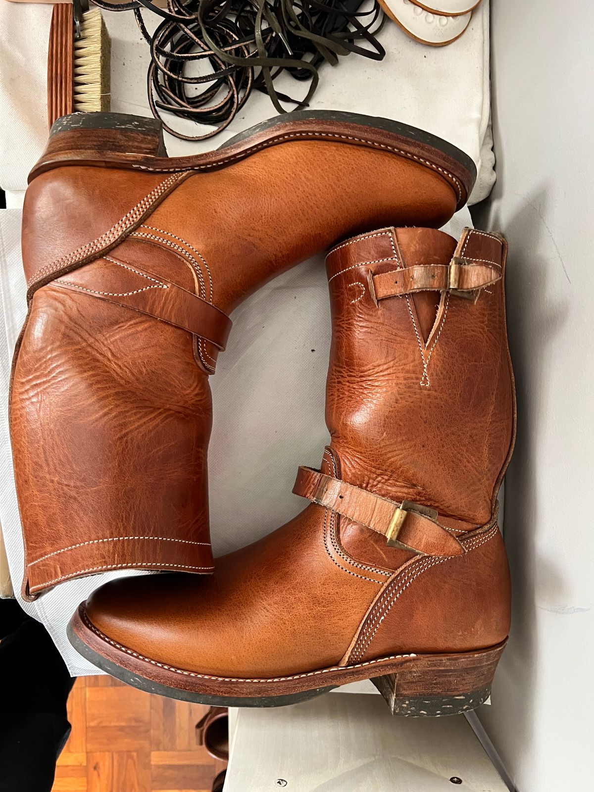 Photo by Spaniarddh on December 1, 2023 of the Unsung U 22-2 Engineer Boot in Horween Natural Dublin.