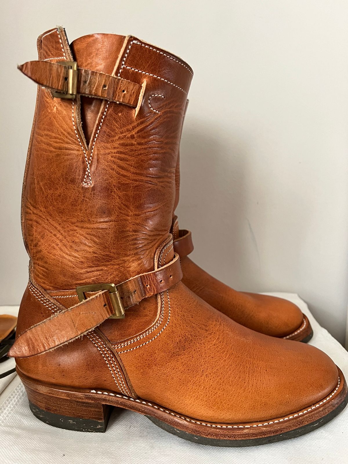 Photo by Spaniarddh on December 1, 2023 of the Unsung U 22-2 Engineer Boot in Horween Natural Dublin.