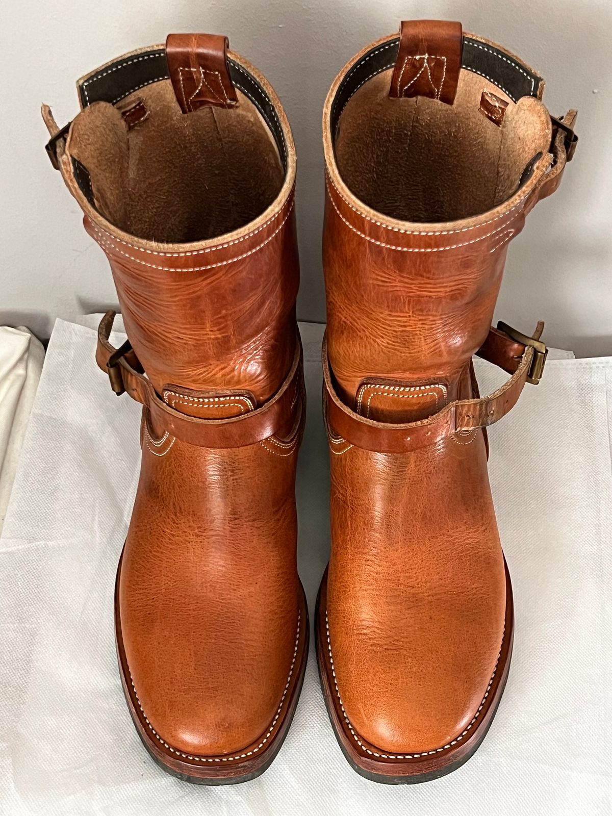 Photo by Spaniarddh on December 1, 2023 of the Unsung U 22-2 Engineer Boot in Horween Natural Dublin.