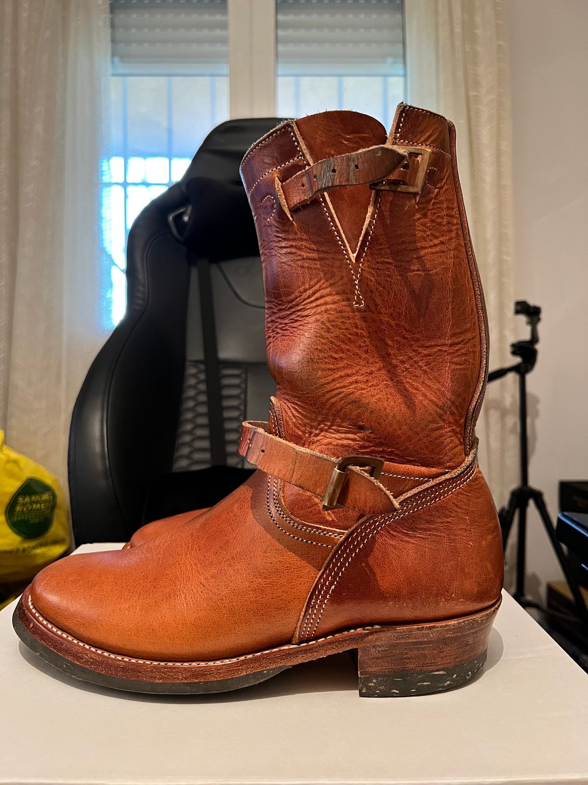 Photo by Spaniarddh on January 5, 2024 of the Unsung U 22-2 Engineer Boot in Horween Natural Dublin.