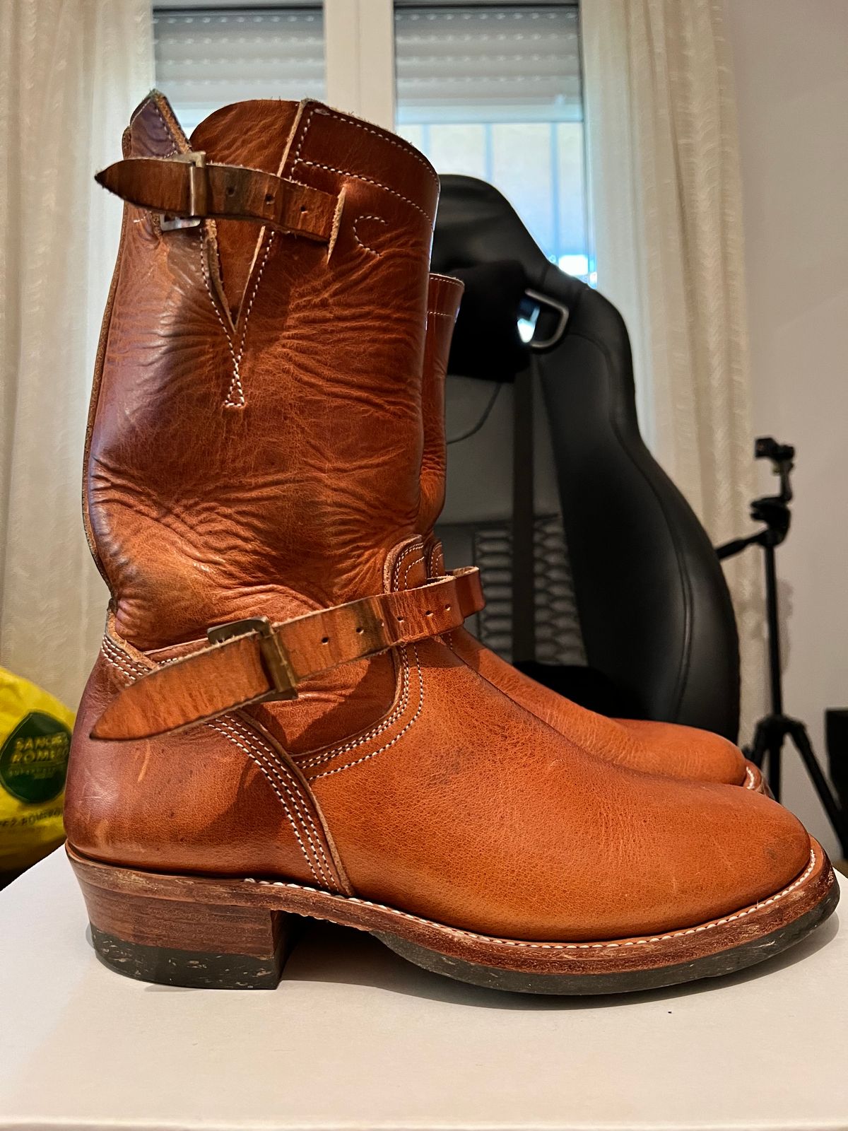 Photo by Spaniarddh on January 5, 2024 of the Unsung U 22-2 Engineer Boot in Horween Natural Dublin.