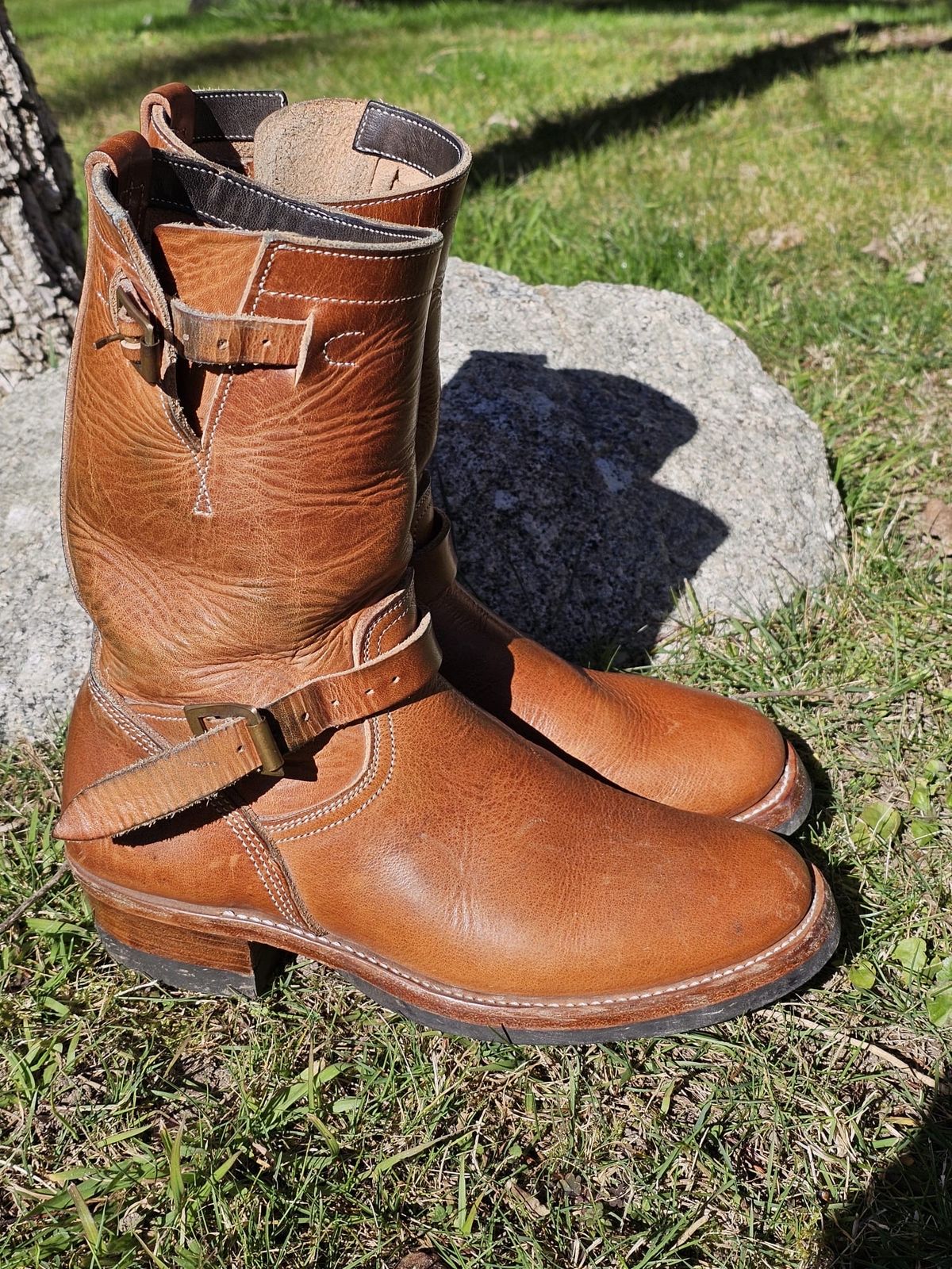 Photo by Spaniarddh on February 4, 2024 of the Unsung U 22-2 Engineer Boot in Horween Natural Dublin.