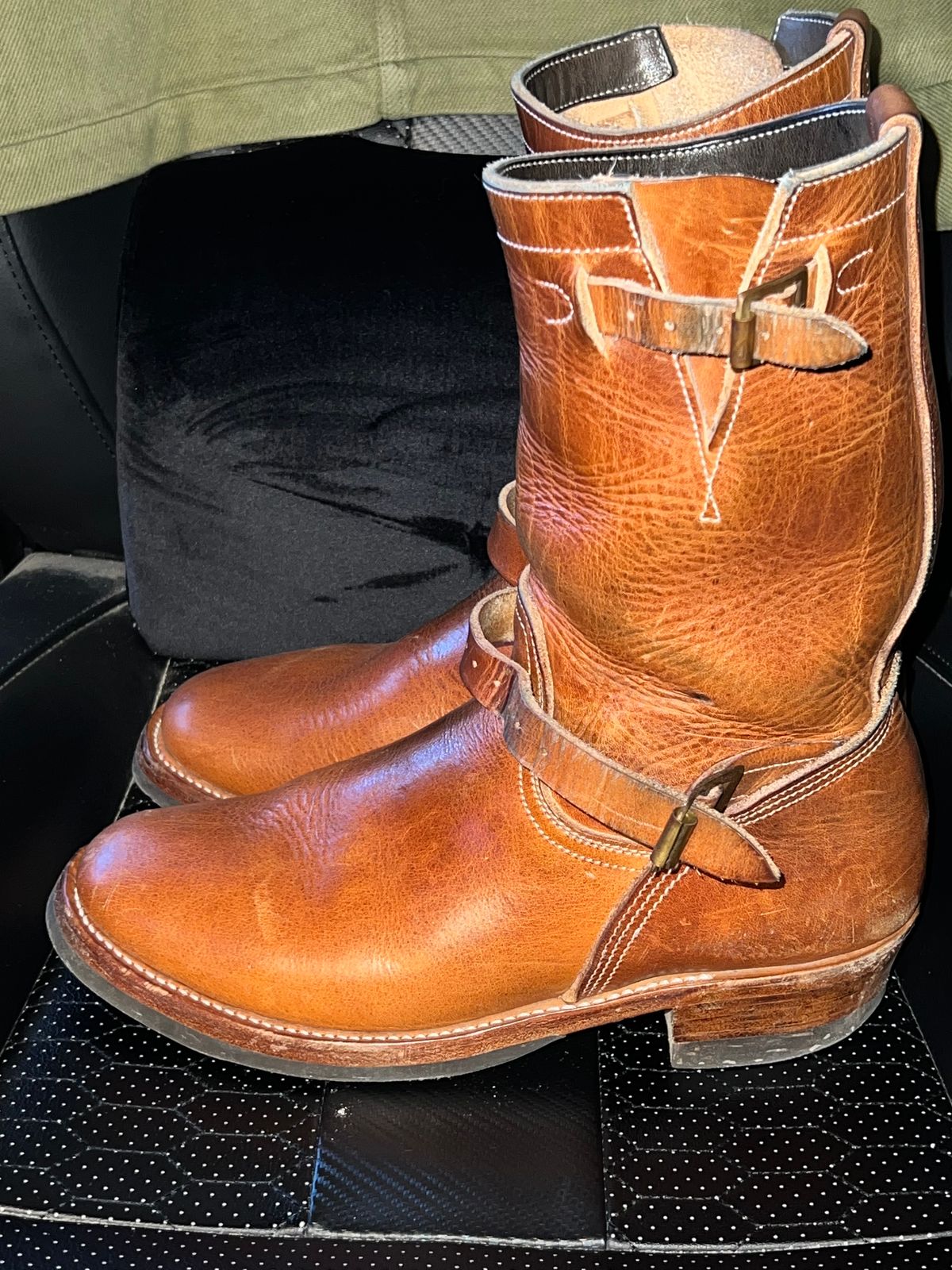 Photo by Spaniarddh on March 5, 2024 of the Unsung U 22-2 Engineer Boot in Horween Natural Dublin.