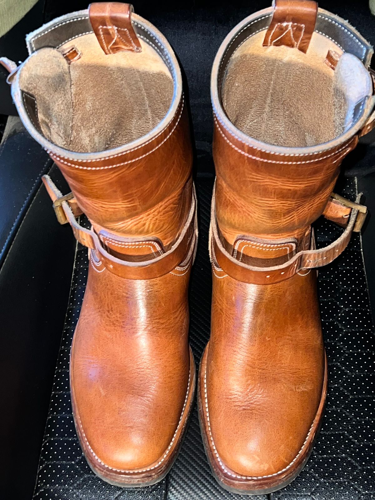 Photo by Spaniarddh on March 5, 2024 of the Unsung U 22-2 Engineer Boot in Horween Natural Dublin.