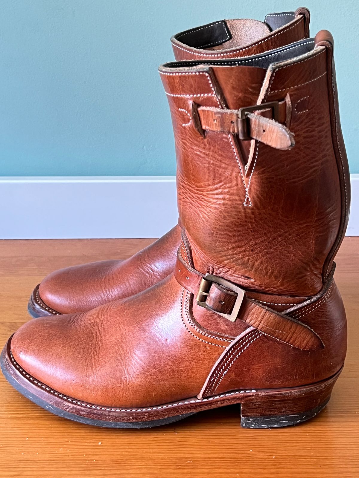 Photo by Spaniarddh on April 3, 2024 of the Unsung U 22-2 Engineer Boot in Horween Natural Dublin.