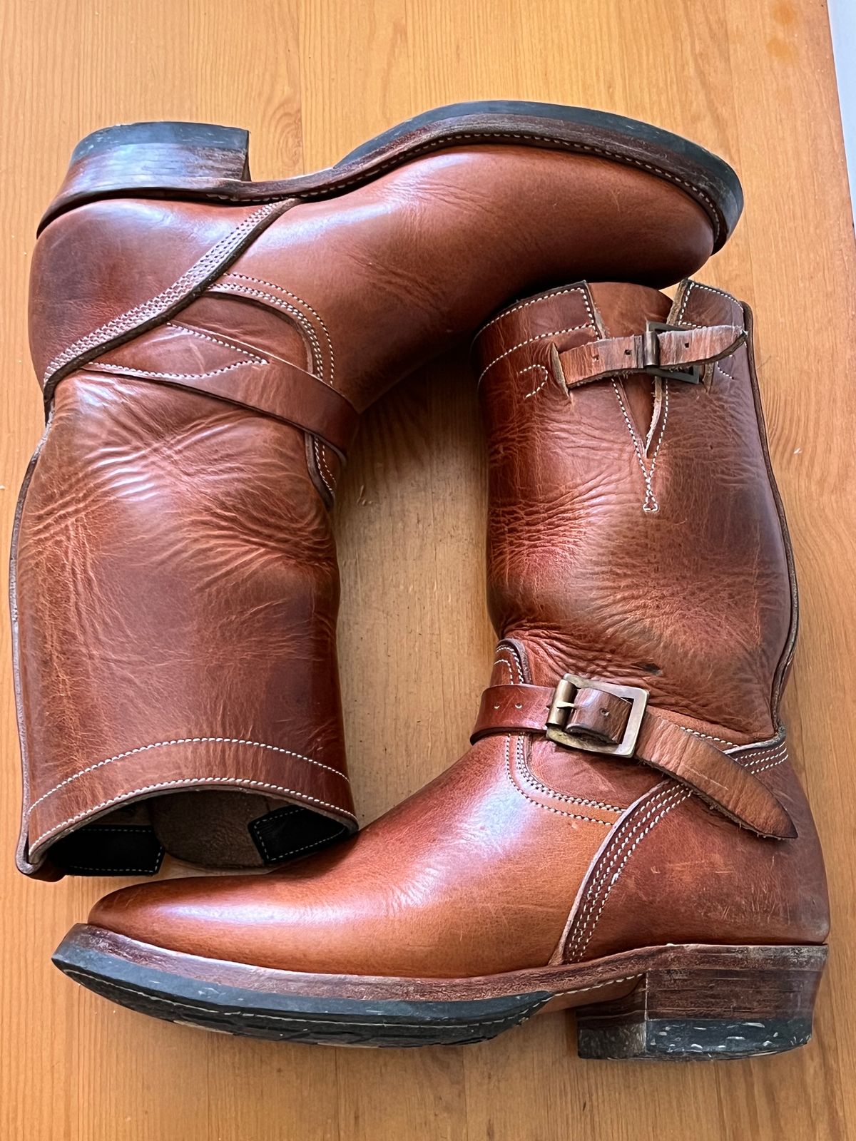 Photo by Spaniarddh on April 3, 2024 of the Unsung U 22-2 Engineer Boot in Horween Natural Dublin.