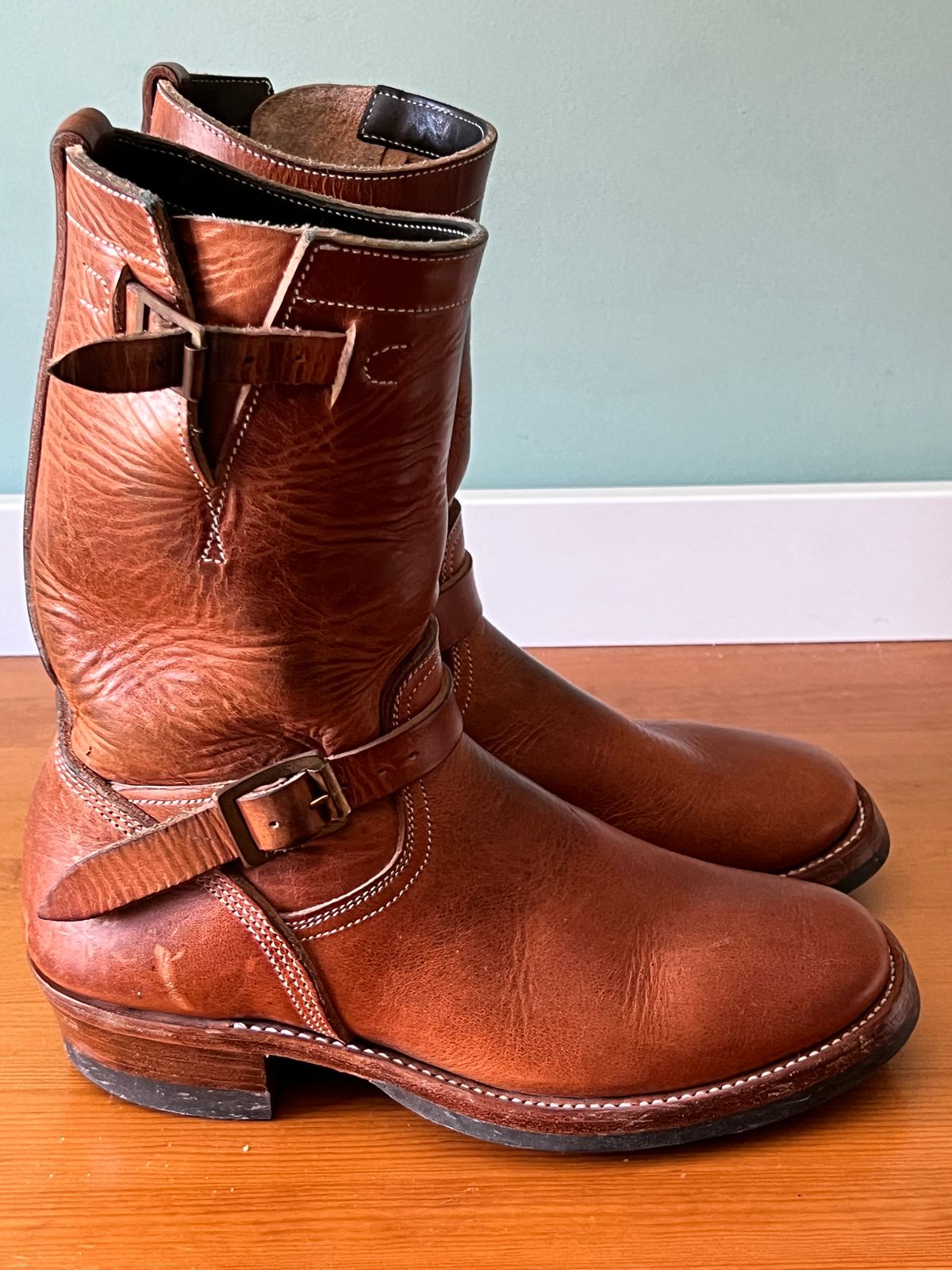 Photo by Spaniarddh on April 3, 2024 of the Unsung U 22-2 Engineer Boot in Horween Natural Dublin.