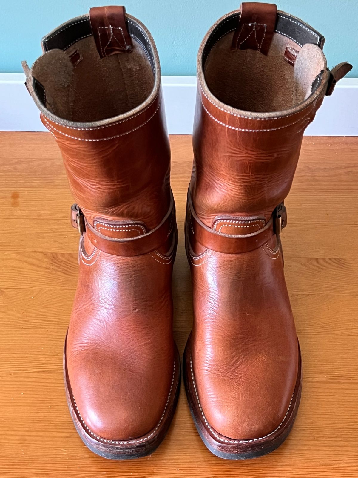 Photo by Spaniarddh on April 3, 2024 of the Unsung U 22-2 Engineer Boot in Horween Natural Dublin.