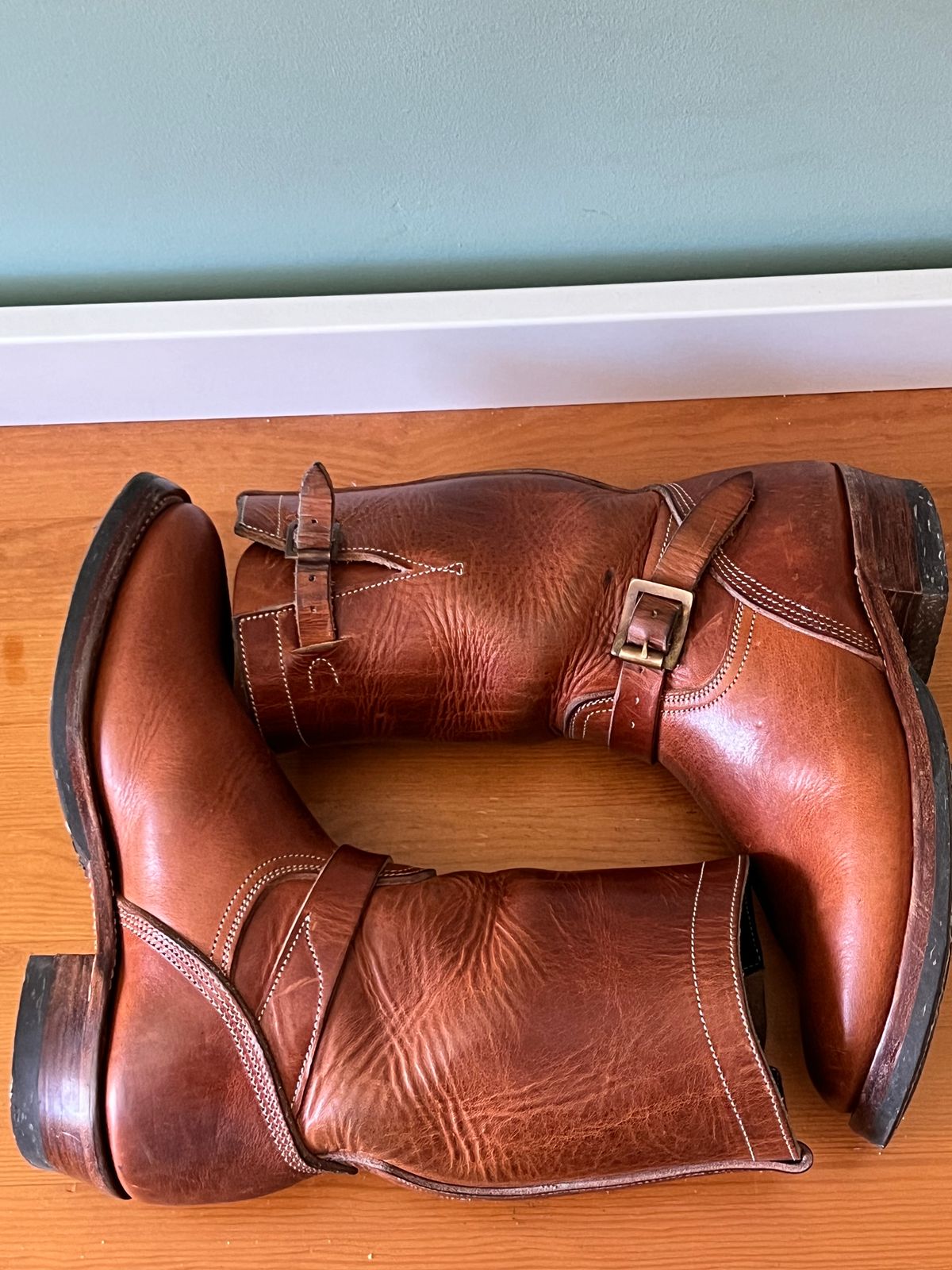 Photo by Spaniarddh on April 3, 2024 of the Unsung U 22-2 Engineer Boot in Horween Natural Dublin.