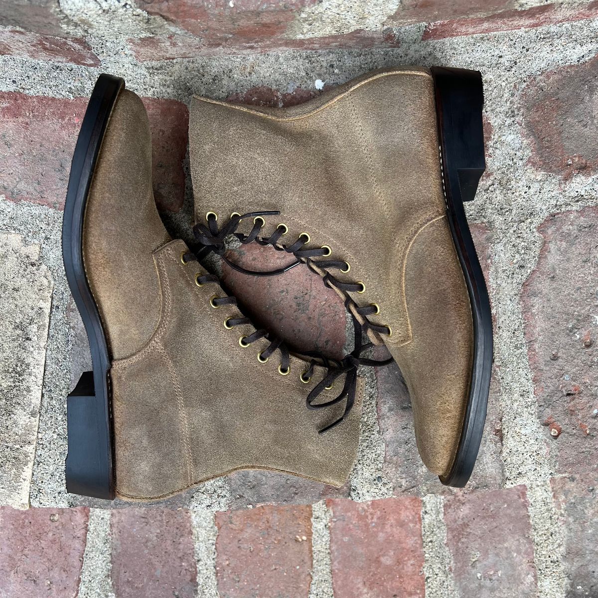 Photo by robyn on October 1, 2023 of the NF Bootmaker Belmont Boot in C.F. Stead Milkshake Desert Oasis Waxed Suede.