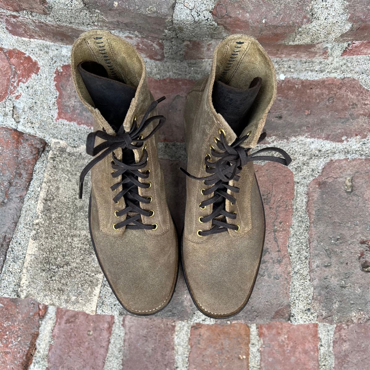 Photo by robyn on October 1, 2023 of the NF Bootmaker Belmont Boot in C.F. Stead Milkshake Desert Oasis Waxed Suede.