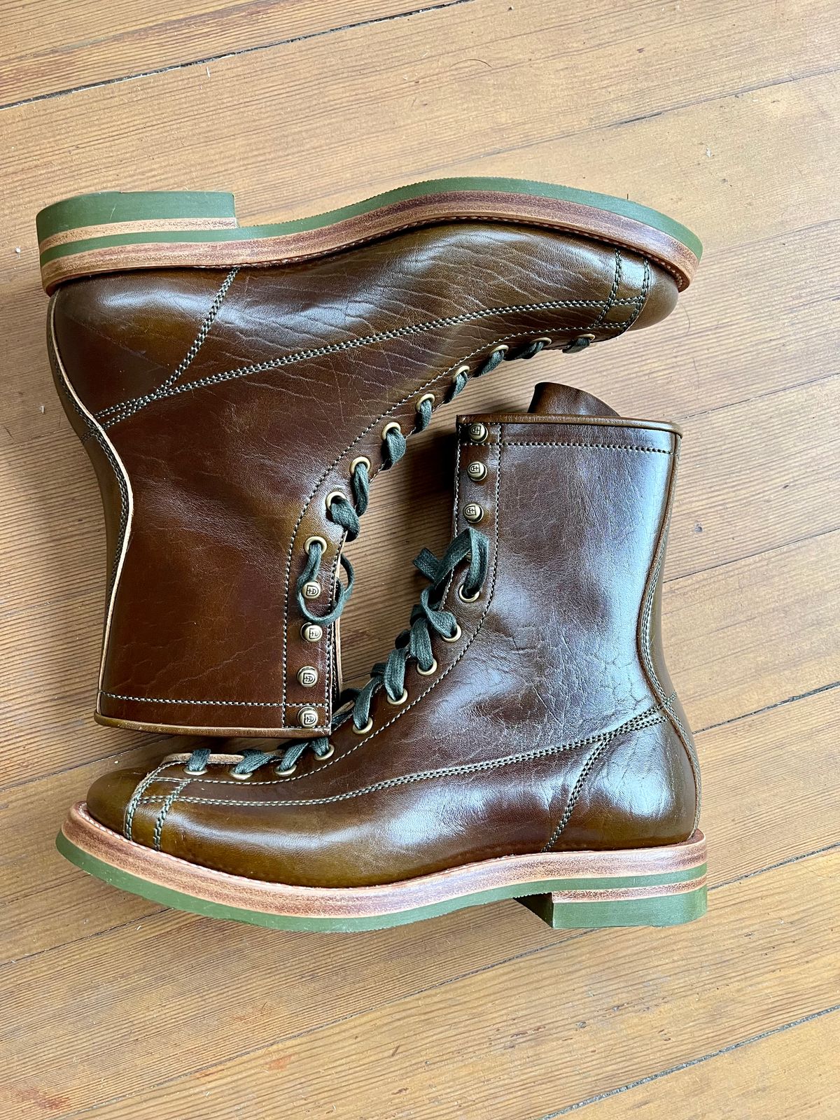 Photo by robyn on October 1, 2022 of the Flame Panda Monkey Boot in Shinki Olive Oiled Horsebutt.