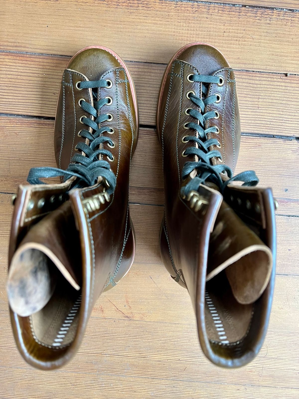 Photo by robyn on October 1, 2022 of the Flame Panda Monkey Boot in Shinki Olive Oiled Horsebutt.