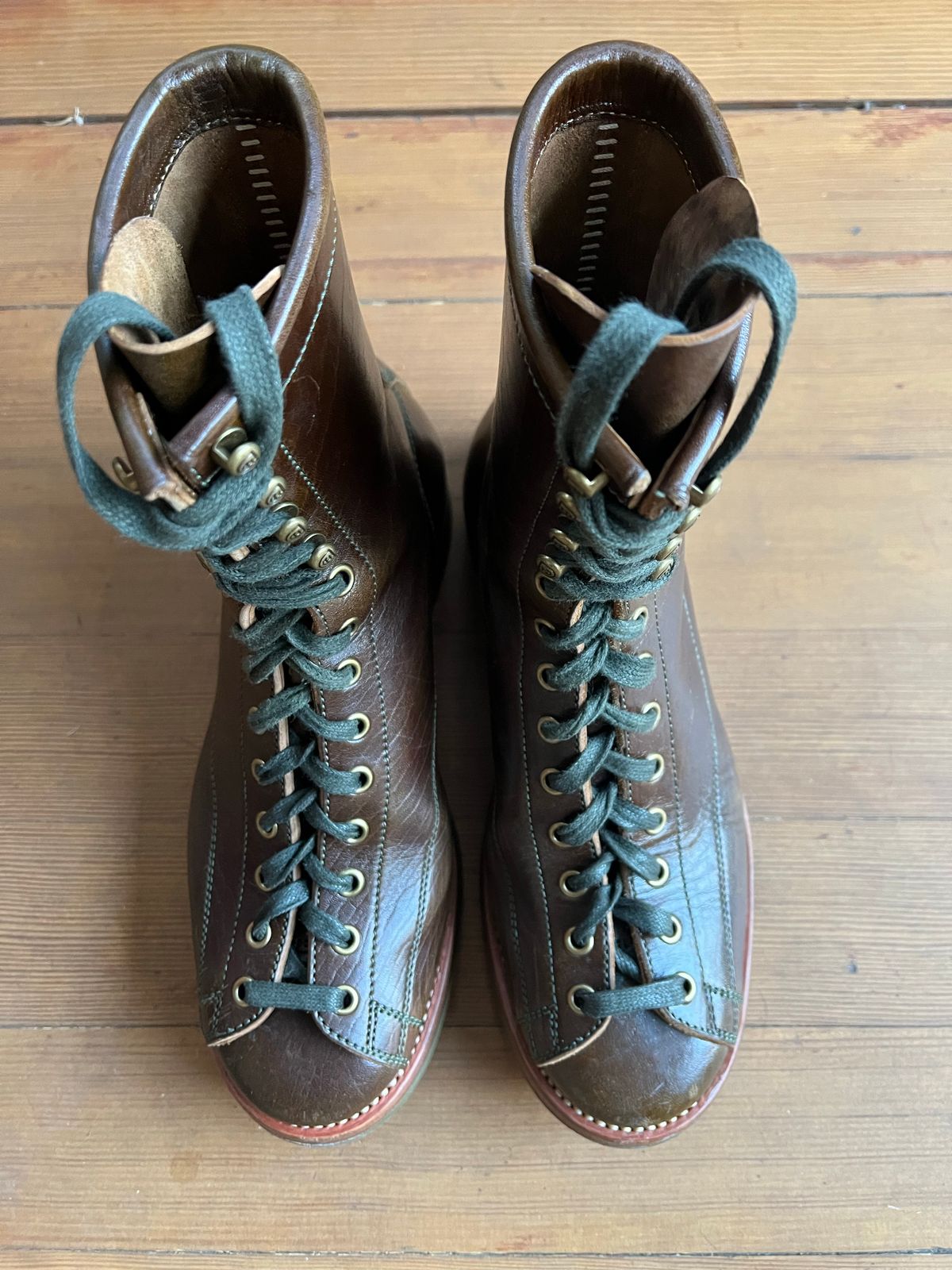 Photo by robyn on November 5, 2022 of the Flame Panda Monkey Boot in Shinki Olive Oiled Horsebutt.