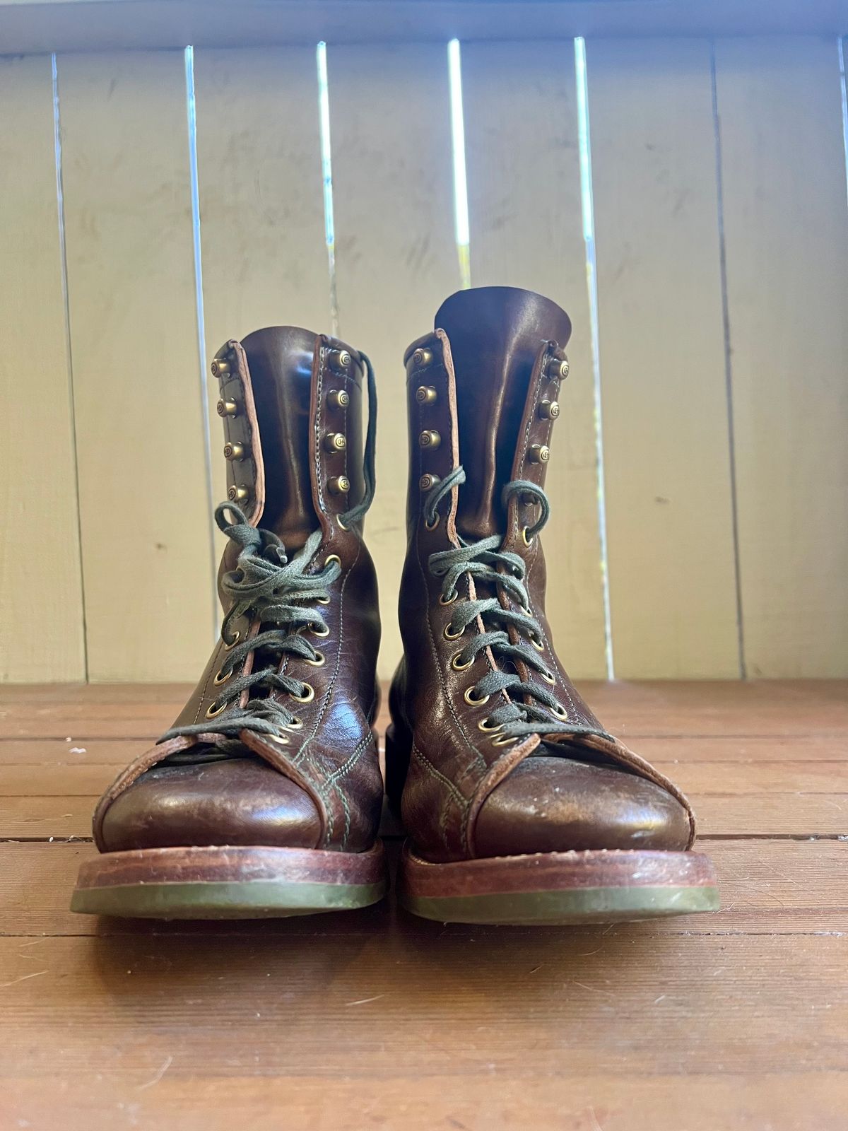 Photo by robyn on February 1, 2023 of the Flame Panda Monkey Boot in Shinki Olive Oiled Horsebutt.