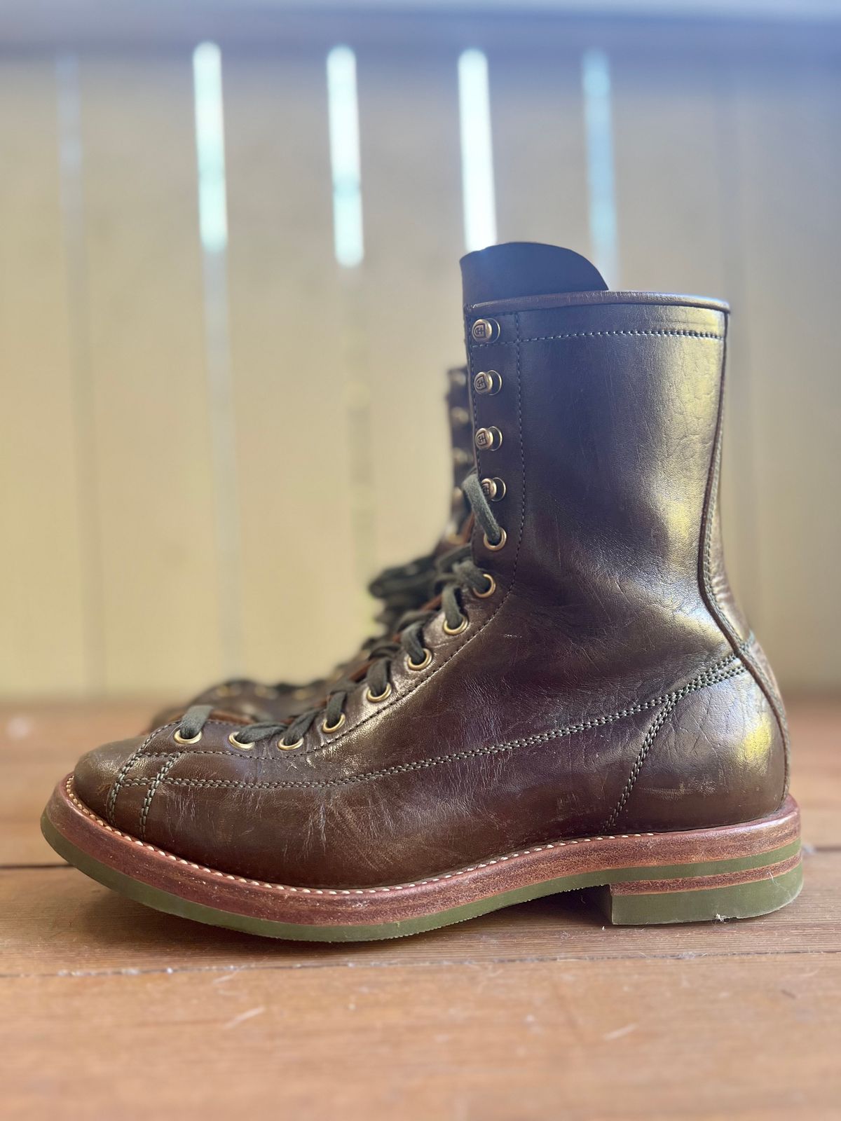 Photo by robyn on February 1, 2023 of the Flame Panda Monkey Boot in Shinki Olive Oiled Horsebutt.