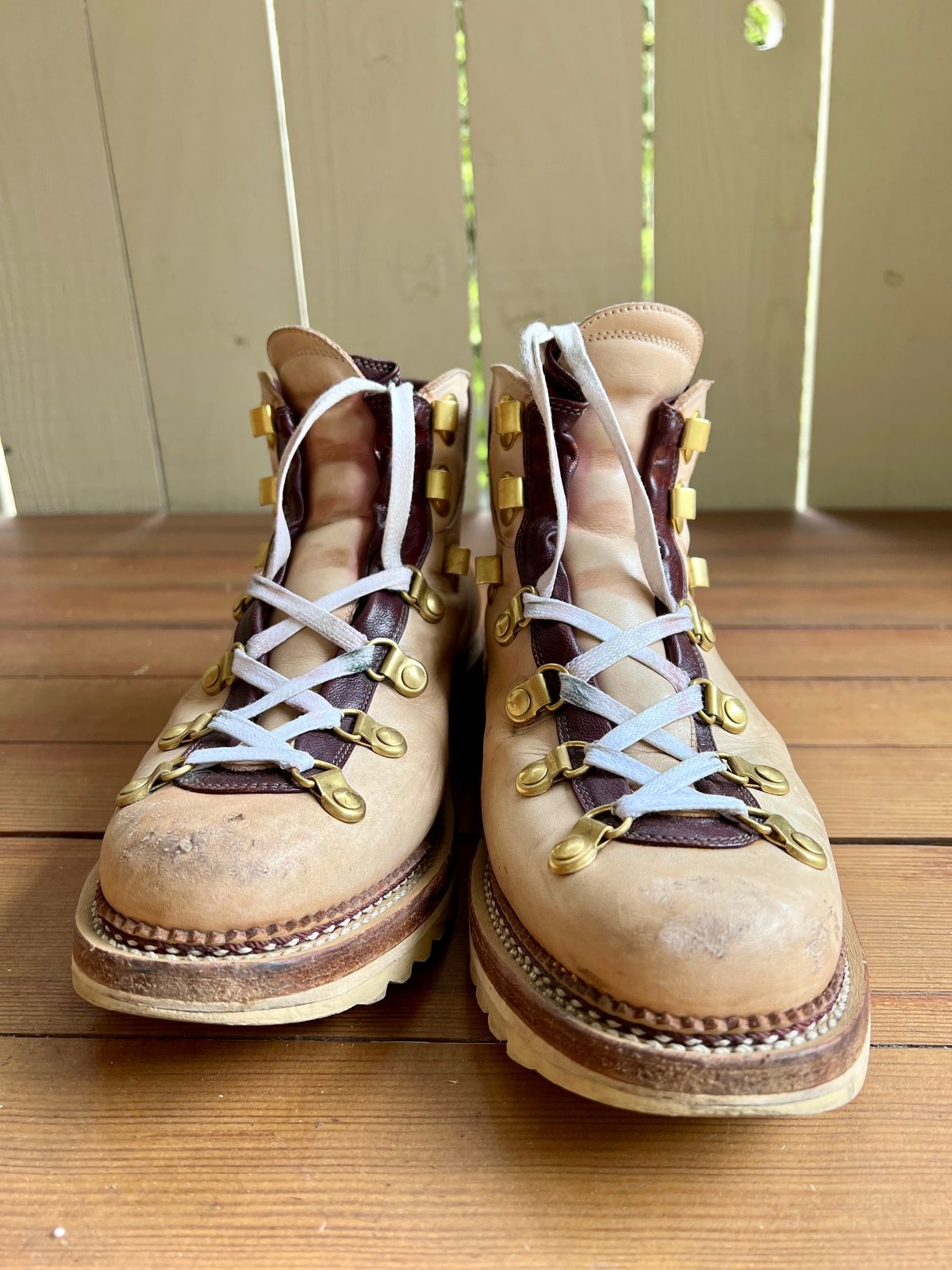 Photo by robyn on October 1, 2022 of the Sagara Trailmaster in Indonesian Natural Veg Tan.