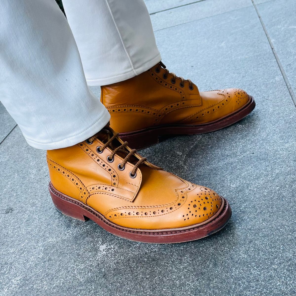 Photo by rarecheescake on October 2, 2024 of the Tricker's Stow Country Boot in Acorn Antique.