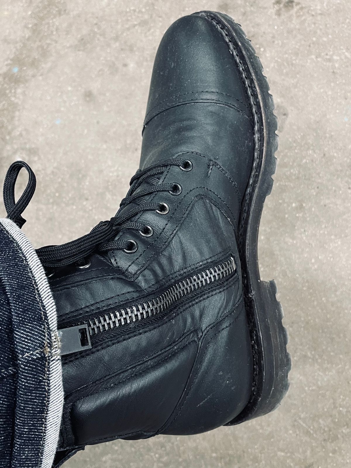 Photo by rarecheescake on February 10, 2023 of the Thursday Casa Moto in Black Full Grain.