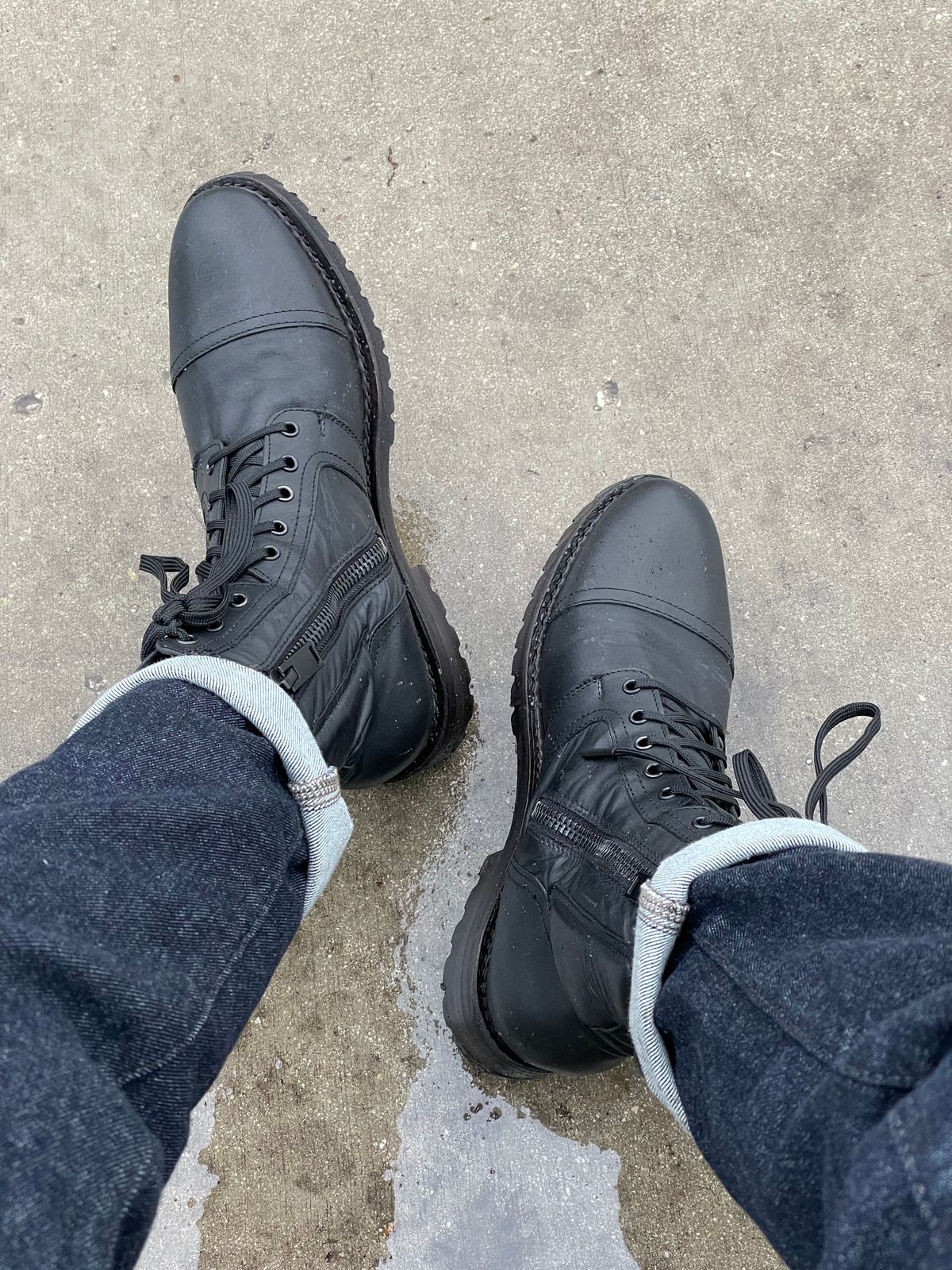 Photo by rarecheescake on January 21, 2023 of the Thursday Casa Moto in Black Full Grain.