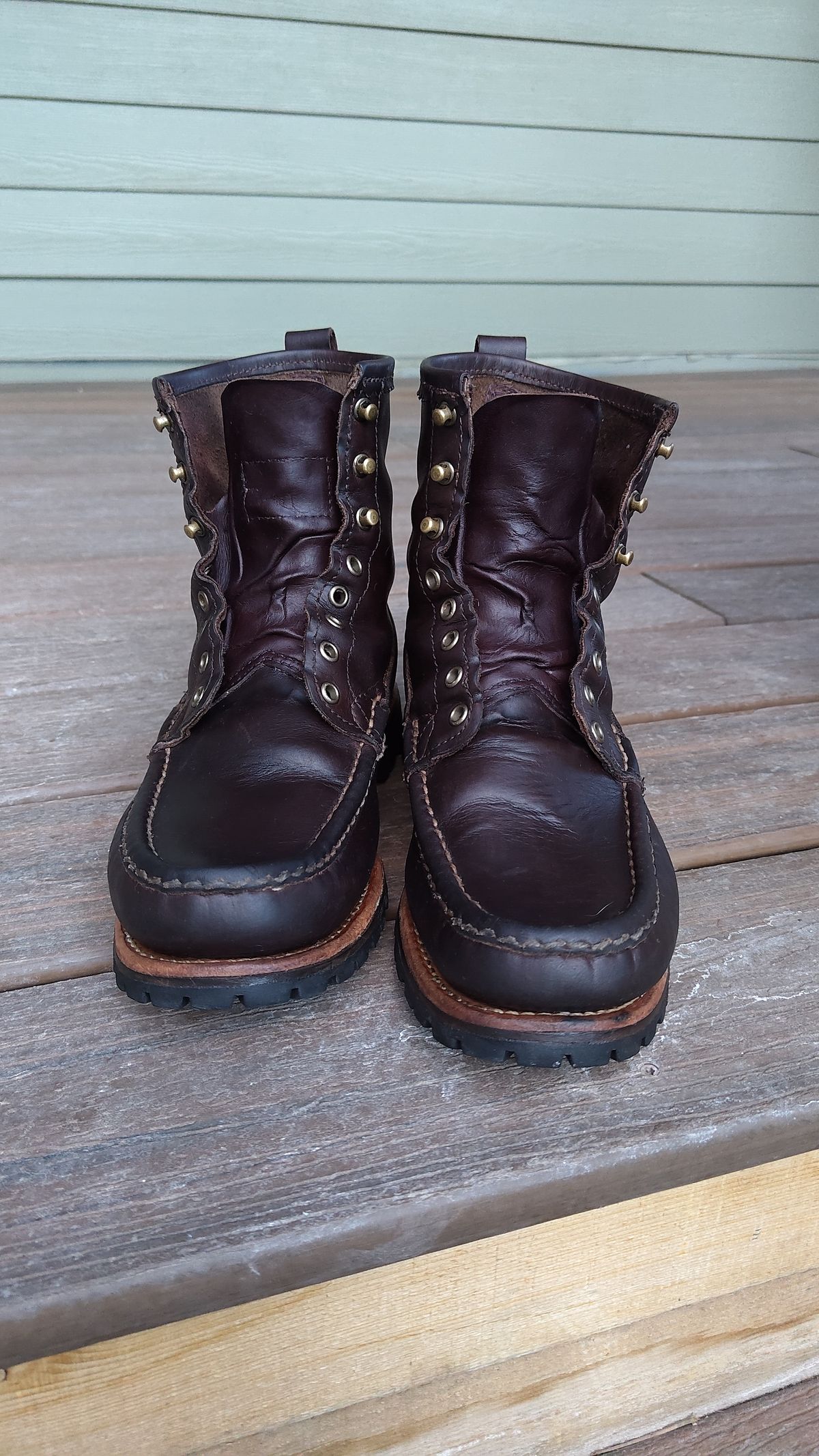 Photo by PodJr on February 3, 2025 of the Russell Moccasin Co. Weathered Oak Backcountry in Full-Grain Timberjack.