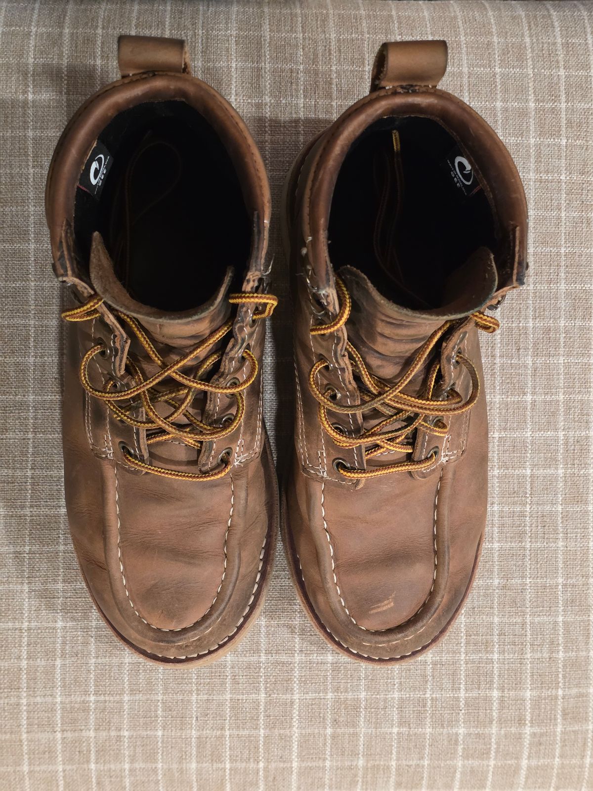 Photo by PodJr on November 6, 2025 of the Origin MAINE MOC TOE BOOT - NATURAL in American Cow Hide.