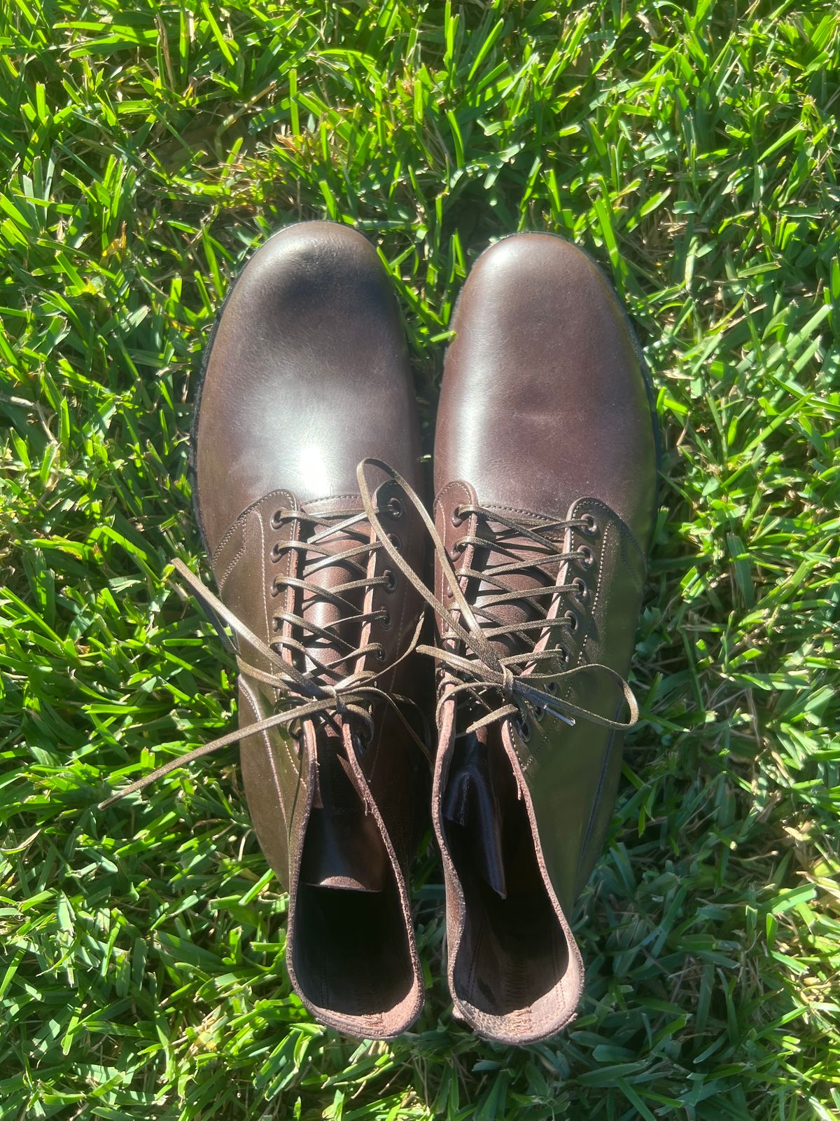 Photo by thebootbum2 on November 5, 2024 of the Viberg x Himel Ammunition Boot in Chocolate Italian Horsebutt.