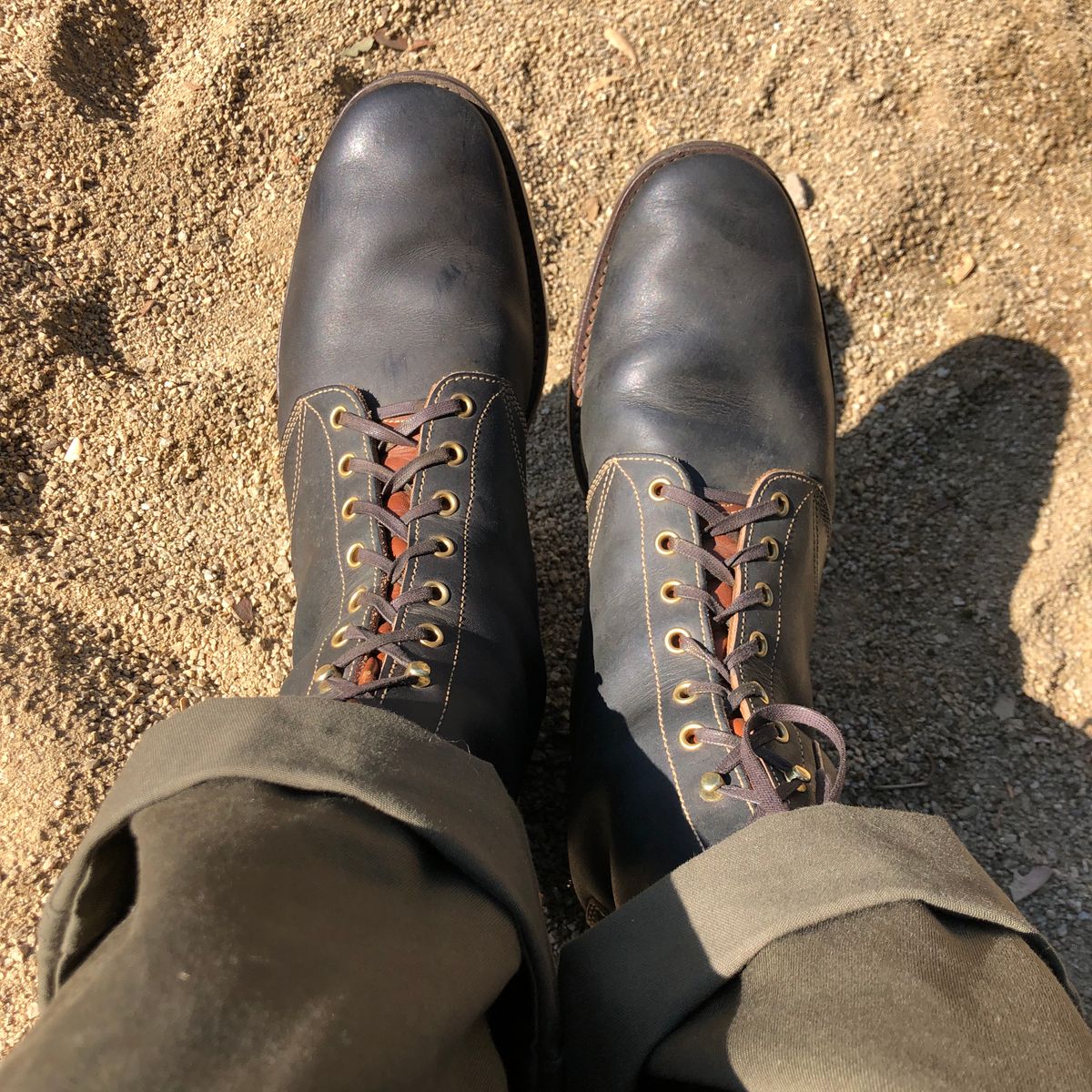 Photo by bootsofmannishleather on October 5, 2021 of the Clinch Hi-Liner in Wickett & Craig Black-Overdyed Latigo.