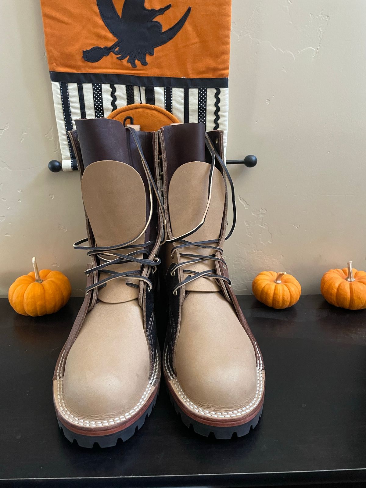 Photo by RoseAnvil_Phillip on November 5, 2022 of the Nicks Unknown Model in Unknown Leather.