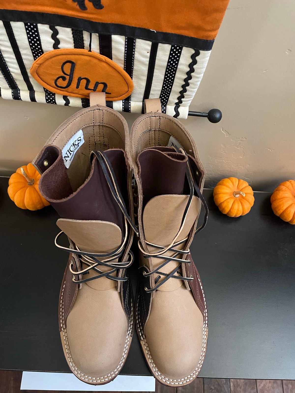 Photo by RoseAnvil_Phillip on November 5, 2022 of the Nicks Unknown Model in Unknown Leather.